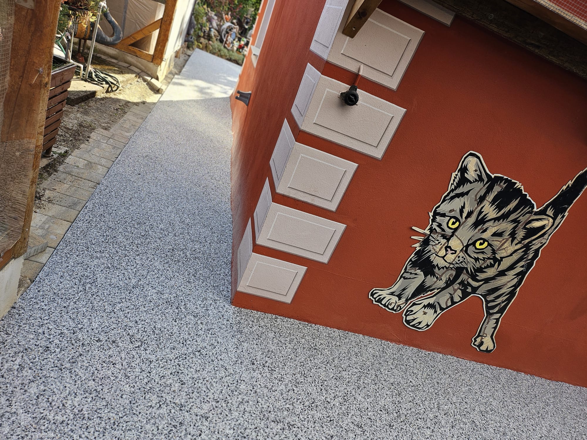 Steinteppich mit Wandkunst