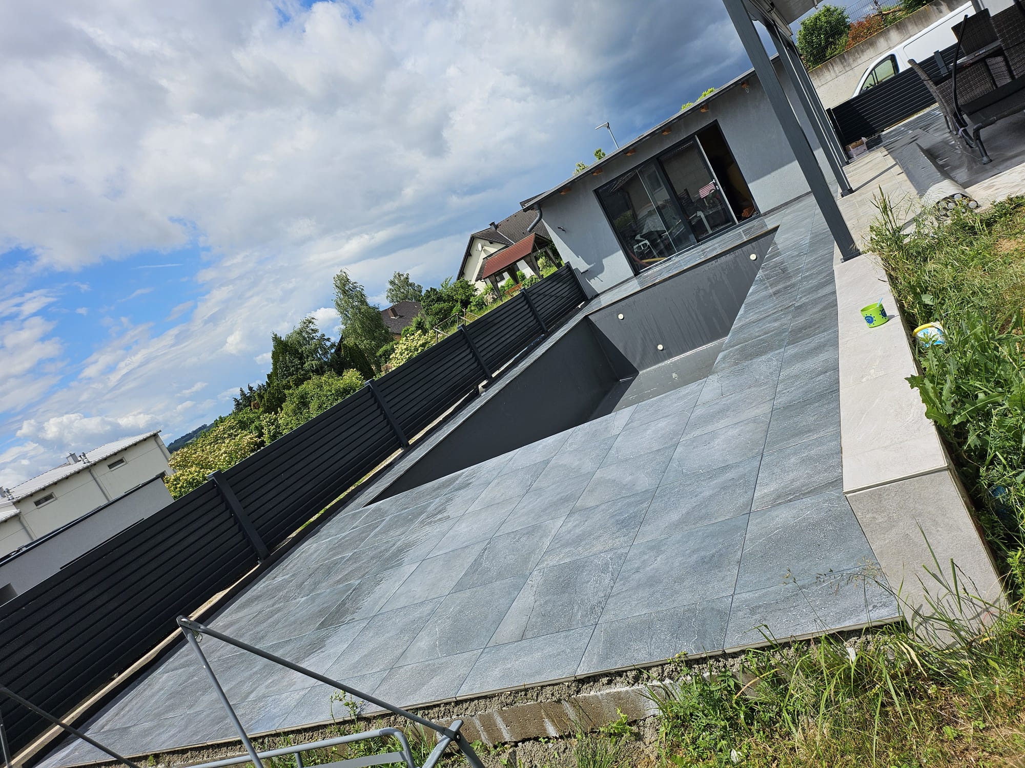 Ofen Natursteineinfassung