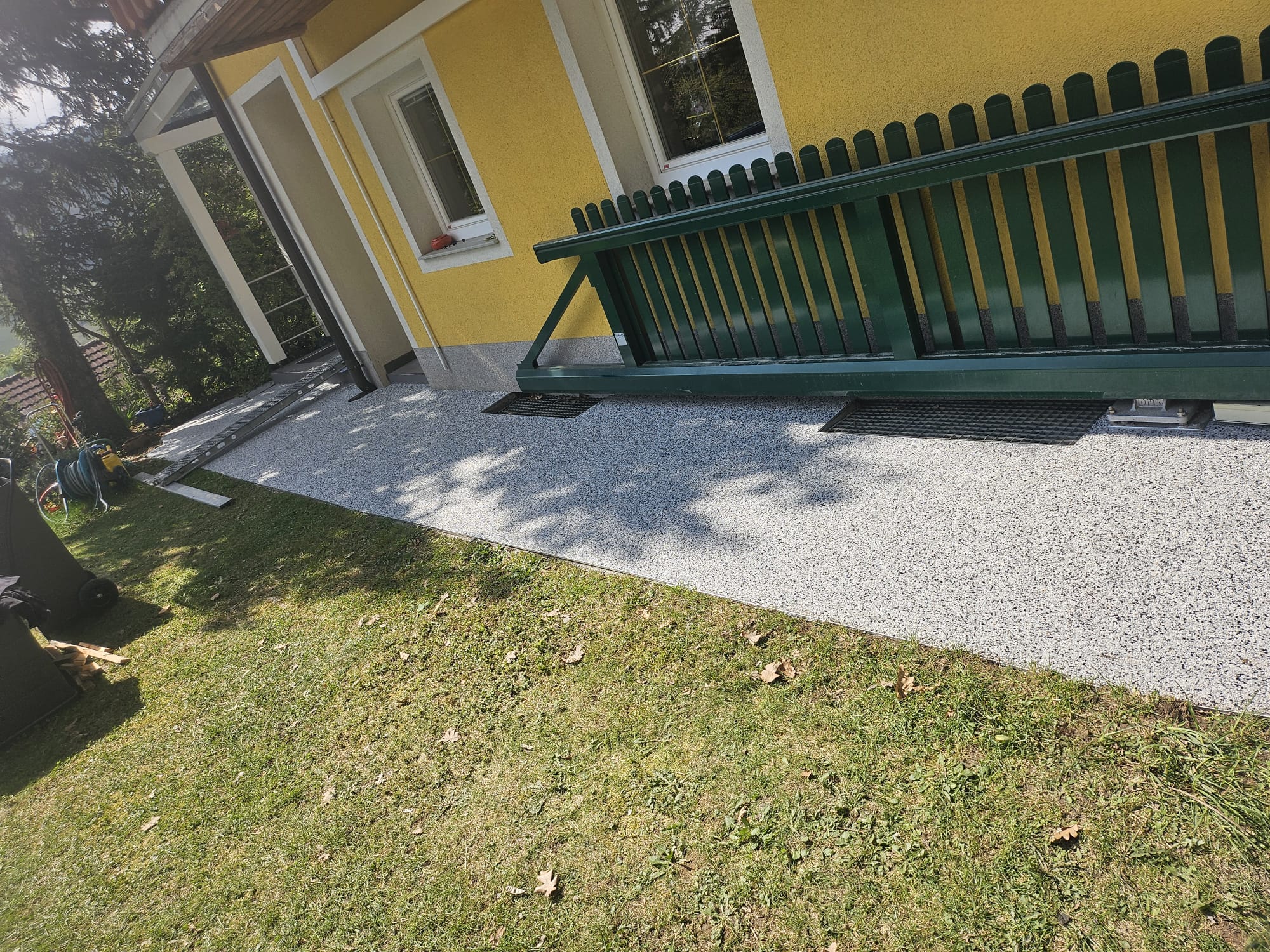 Steinteppich Hauseingang weißgrau