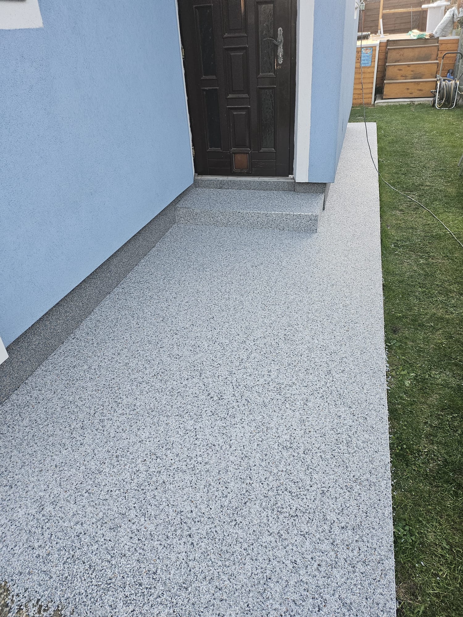 Steinteppich Vorplatz, einladend und gepflegt