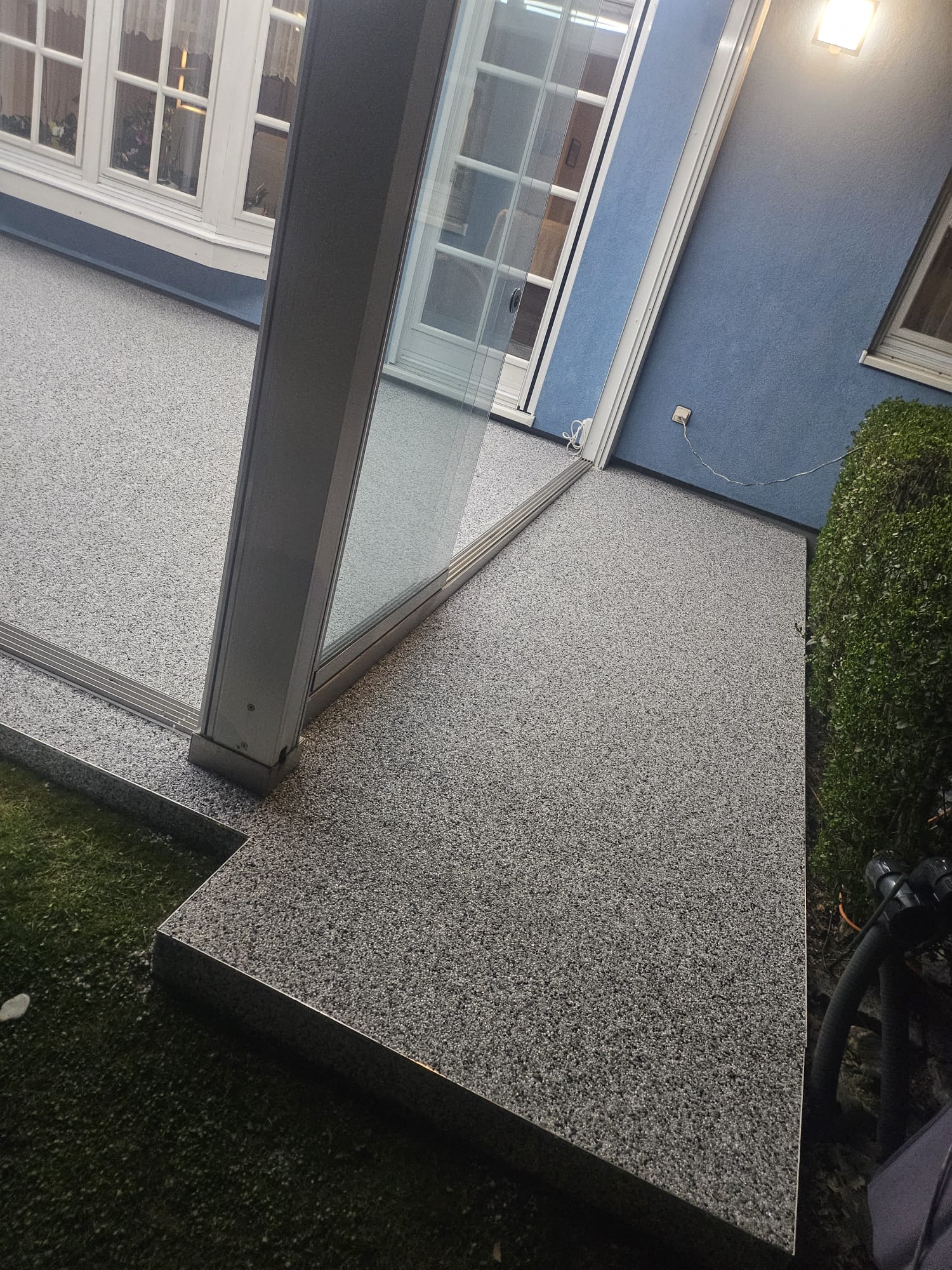 Steinteppich Terrasse mit Holz-Charme